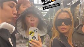 Jessi（右）今換上黑色緊身衣離台（圖／翻攝自IG）