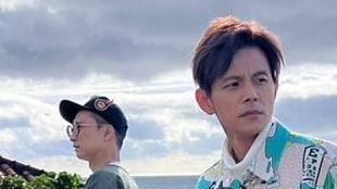 跨年持刀烏龍　浩角翔起抖出衝上舞台原因