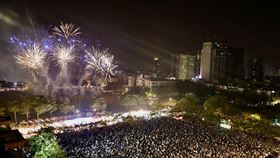 台南永華市政中心跨年晚會煙火秀台南市政府12月31日晚間在兩個市政中心旁同時舉辦2024跨年晚會，永華市政中心場次並施放長達3分鐘煙火秀，市府統計兩場共吸引25萬人次觀眾。（台南市政府提供）中央社記者楊思瑞台南傳真  113年1月1日