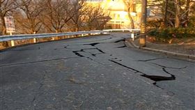 日本7.6地震,各地房屋坍方、地裂。（圖／翻攝自X）