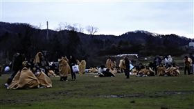 日本石川縣能登地區今日發生大地震，輪島市民前往空曠區撤離避難。（圖／美聯社／達志影像）