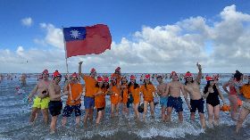 台僑揮舞國旗 參與荷蘭新年衝海