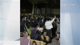 網友發起2023年12月31日在大安森林公園舞台前的長椅上「哭30分鐘跨年」活動。