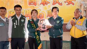 賴清德今日在林靜儀、謝子涵等人及各宮廟主委的陪同下進行參拜。（圖／賴辦提供）