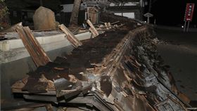 日本石川縣能登地方今天下午4時10分發生規模7.6強震，各地出現嚴重災情。（圖／美聯社／達志影像）