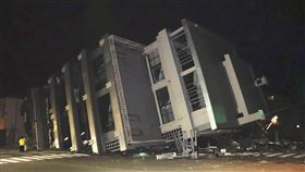 日本能登半島強震　輪島市中心7層樓建築整棟倒塌，圖／美聯社／達志影像