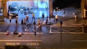 台中市太平區陳姓屋主及２名友人躺在車道上跨年，另1人則負責拍照，警方將依法開單告發。（圖／翻攝自社會事新聞影音）