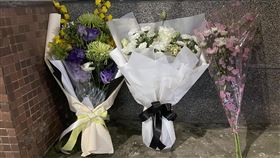 新北校園命案引關注  民眾獻花哀悼新北校園學生命案引起社會關注，許多民眾不捨年輕學生枉死，持續獻花表示哀悼，1日晚間警衛室外的人行道，仍有3束獻花倚靠在圍牆邊。中央社記者黃旭昇新北攝  113年1月1日