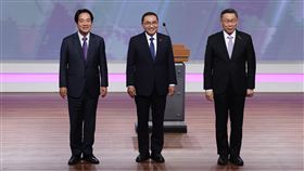 總統候選人電視辯論會　公視登場2024總統候選人電視辯論會30日下午在公視登場，民進黨籍候選人賴清德（左）、國民黨籍候選人侯友宜（中）與民眾黨籍候選人柯文哲（右）正式交鋒前先合影留念。中央社記者裴禛攝  112年12月30日