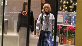 瑪麗收工後步出大樓。（圖／CTWANT）