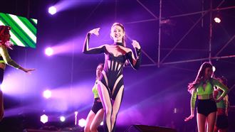 安心亞跨年辣裝網讚救全場　真實體重曝光