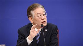 韓國最大在野黨共同民主黨黨魁李在明今（2）天在參訪南部城市釜山時遇襲。（圖／翻攝自이재명粉專）