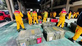 日本強震增至8人死亡，消防署動員160人與搜救犬隨時準備出發。（圖／消防署提供）