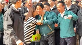 賴清德前往嘉義縣璿宿上天宮參拜祈福，離去前與女粉絲自拍遭偷襲親臉頰。