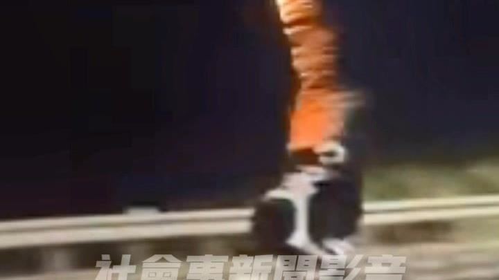 猴群北海岸翹孤輪放鞭炮　警速逮2人送辦