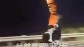 猴群北海岸翹孤輪放鞭炮　警速逮2人送辦