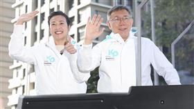 柯文哲展開全台大車掃（1）台灣民眾黨總統候選人柯文哲（右）、副總統候選人吳欣盈（左）2日上午從新北市新莊區柯文哲全國競選總部展開車隊掃街，2人在車上向民眾揮手致意。中央社記者吳家昇攝  113年1月2日