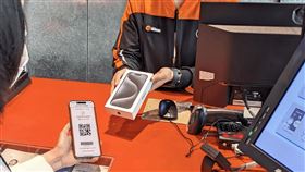 台灣大直營門市開放mo幣折抵消費，只需簡單三步驟就可將熱銷手機、精品家電或周邊配件等商品帶回家。（圖／台灣大提供）