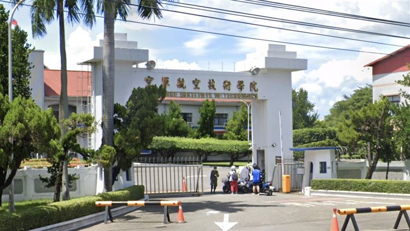 軍校生偷帶手機被退學　平反後提國賠40萬