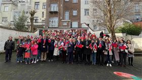 比利時僑界元旦升旗 為台灣祈福比利時台僑攜家帶眷在僑校庭院參加元旦升旗典禮，駐歐盟兼駐比利時副代表楊平齊（前排右7）期許大家繼續努力讓世界看到台灣。因公出差來比利時的新任駐美代表俞大(水雷)（前排右8）、僑務委員賴山林（前排右9）也出席升旗典禮。 中央社記者田習如布魯塞爾攝  113年1月1日