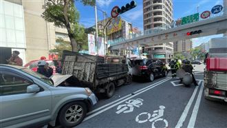 開車吃飯掉筷子！　貨車連撞4車駕駛慘了