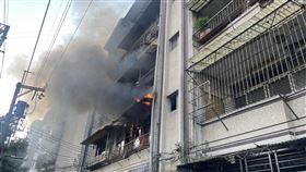 基隆七堵民宅起火。（圖／翻攝畫面）