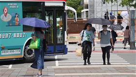 斑馬線停讓行人標準維持3公尺（2）斑馬線上有人時車輛須停讓喊卡。交通部長王國材27日表示，執法標準回歸現行車輛與行人間隔3公尺須停讓的標準，罰鍰提升則如期30日實施。圖為行人在台北市中山區過馬路。中央社記者徐肇昌攝  112年6月27日