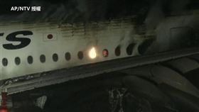日本航空降落羽田機場起火。（圖/AP/NTV授權）