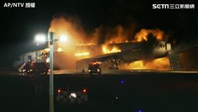 日本羽田機場日航班機與海上保安廳飛機發生撞擊後起火燃燒。（圖／AP/NTV授權）