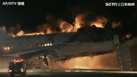 日本羽田機場日航班機與海上保安廳飛機發生撞擊後起火燃燒。（圖／AP/NTV授權）