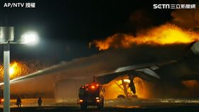 日本羽田機場日航班機與海上保安廳飛機發生撞擊後起火燃燒。（圖／AP/NTV授權）