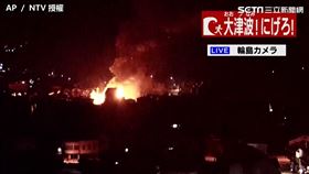 日本羽田機場日航班機與海上保安廳飛機發生撞擊後起火燃燒。（圖／AP/NTV授權）