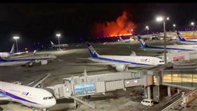 日本羽田機場日航班機傳與海上保安廳飛機發生撞擊後起火燃燒。（圖／翻攝自@amf7_cq2019 推特）