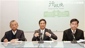 行政院今（2）日召集六都等地方政府相關單位討論校安機制，法務部次長陳明堂、政委林萬億及教育部長潘文忠（由左至右）等人出席會後記者會。（圖／記者盧素梅攝影)