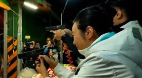 吳欣盈玩射擊遊戲。（圖／翻攝自柯文哲YouTube頻道）