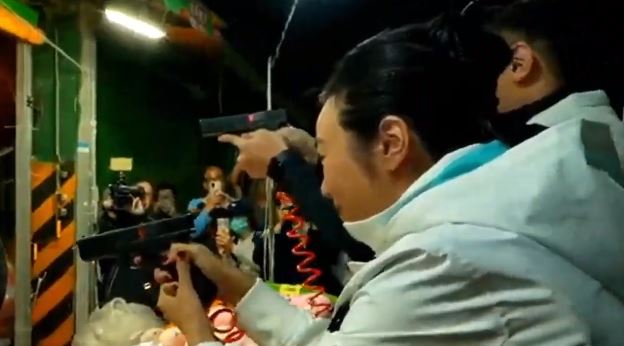 吳欣盈夜市拜票大玩射擊遊戲！實戰畫面曝