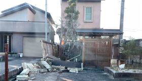 7.6強震房舍建材崩落　交換生憶驚恐瞬間