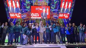 蕭美琴出席趙正宇問政說明會民進黨副總統候選人蕭美琴（中，揮手者）2日晚間出席無黨籍桃園市第6選區立委候選人趙正宇（中左，黑背心者）問政說明會，表達支持力挺。（賴清德桃園競選總部提供） 中央社記者葉臻傳真  113年1月2日