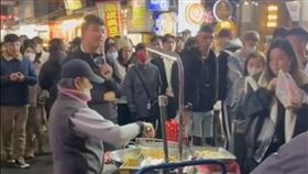 台中市一中商圈糖葫蘆攤販阿婆被路權團體成員持大聲公喊話驅趕。（圖／翻攝自社會事新聞影音）