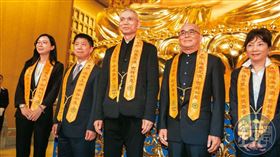 國寶集團總裁朱國榮（左2）靠邵明斌（右2）牽線，吃下展雲公司。鏡週刊