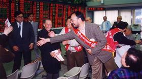 翁大銘1992年競選北市立委，在俗稱號子的證券營業廳裡向民眾拉票，最後跌破眾人眼鏡順利當選。（圖／報系資料照）