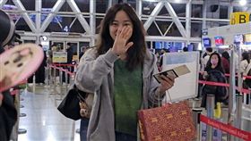 野生的金世正在機場遭網友捕獲，拿「臺南四百」提袋超吸睛。（圖／網友提供）