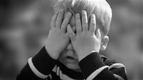 男童異常胸痛，就醫檢查後才發現肋骨已骨折多時，且骨痂已長出。（示意圖／Pixabay）