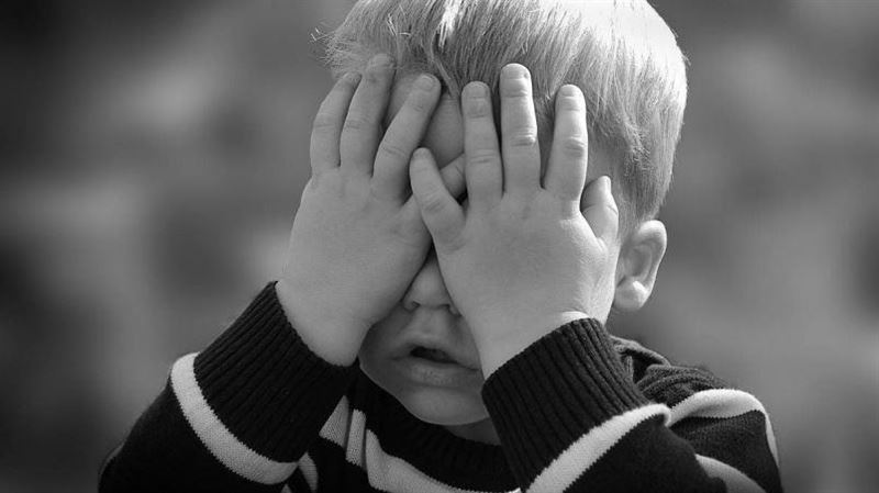 男童午休不睡覺,遭老師嘴巴塞襪子。(示意圖/Pixabay)