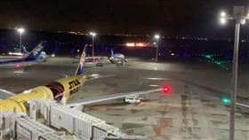 日本羽田機場日航班機傳與海上保安廳飛機發生撞擊後起火燃燒。（圖／翻攝自@amf7_cq2019 推特）