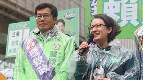 蕭美琴板橋路口催票  聲援羅致政民進黨3日進行全國22個縣市同步站路口拜票活動，副總統候選人蕭美琴（右）到新北市板橋區縣民大道路口，與黨籍立委候選人羅致政（左）等人聯手催票，蕭美琴致詞時特別提到羅致政遭到造假影片抹黑，呼籲大家譴責抹黑造謠，要用愛的力量讓台灣往前走。中央社記者王騰毅攝  113年1月3日