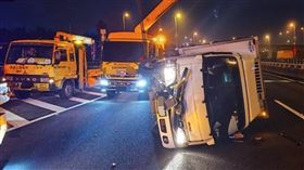 國3北向台中段清晨大貨車追撞小貨車國3北向163.9公里台中路段3日清晨有1輛大貨車追撞前方小貨車，導致小貨車側翻中線車道，1人受傷送醫。（民眾提供）中央社記者趙麗妍傳真  113年1月3日