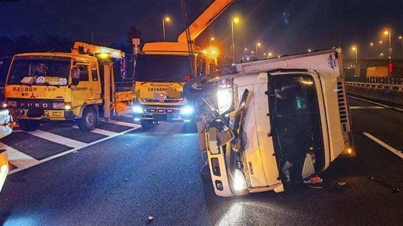 國3北上台中段大貨車追撞小貨車　1人送醫