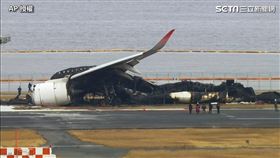 日本航空在羽田機場發生起火事件，造成海上保安廳5人死亡。圖為日航飛機殘骸。（圖／AP授權）