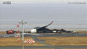 日本航空在羽田機場發生起火事件，造成海上保安廳5人死亡。圖為日航飛機殘骸。（圖／AP授權）